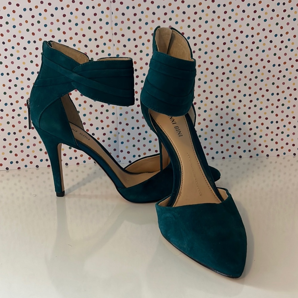 NWOT Gianni Bini Teal Pumps